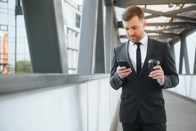 Программы для продуктивности на Android: как превратить телефон в офис portrait-handsome-businessman-urban-setting_255667-26720 Программы для продуктивности на Android: как превратить телефон в офис